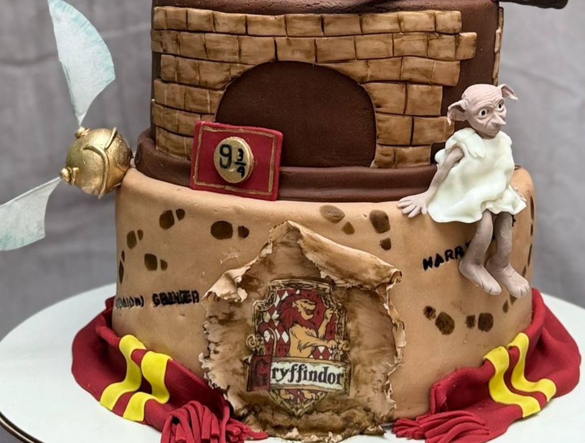 Torta de Harry Potter en Bogotá 1 Detalle de la pelicula Harry Potter en hermosa torta El personaje de Harry Potter con orejas puntiagudas y nariz puntiaguda es Dobby un elfo domestico. 1 1