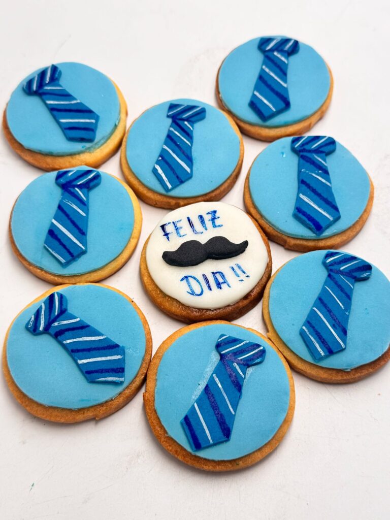 Galletas Personalizadas en Bogotá 80 Feliz día del padre conmemorado con lindas galletas decoradas con motivos azules y blancos con la leyenda feliz día del padre