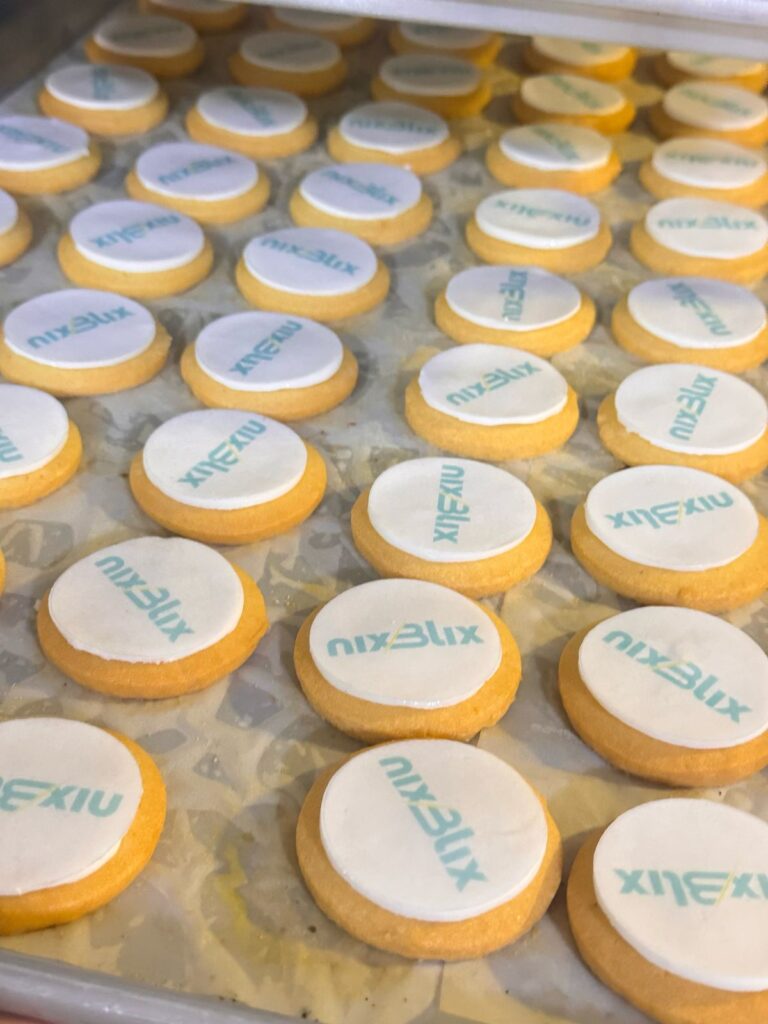 Luego corporativo de la empresa nixblix, En una galleta para evento corporativo