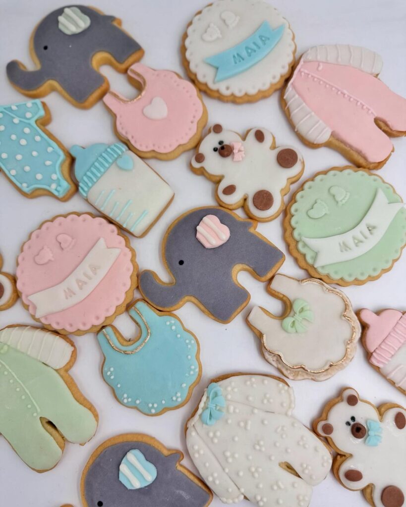 Galletas Personalizadas en Bogotá 76 Hermoso detalles de galletas diseñadas y decoradas para baby shower con motivos como un tetero un elefantico un osito en colores blanco Rosa azul y gris