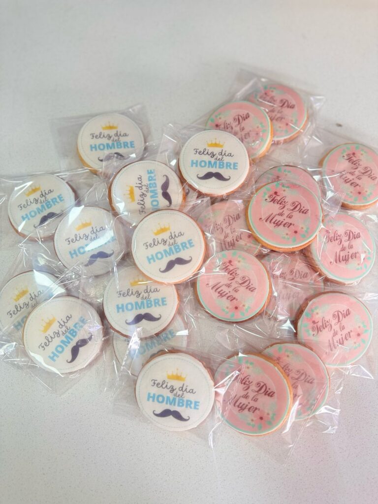 Galletas Personalizadas en Bogotá 78 Galletas conmemorativas Con detalles de color Rosa para el día de la mujer y de color azul para el día del hombre