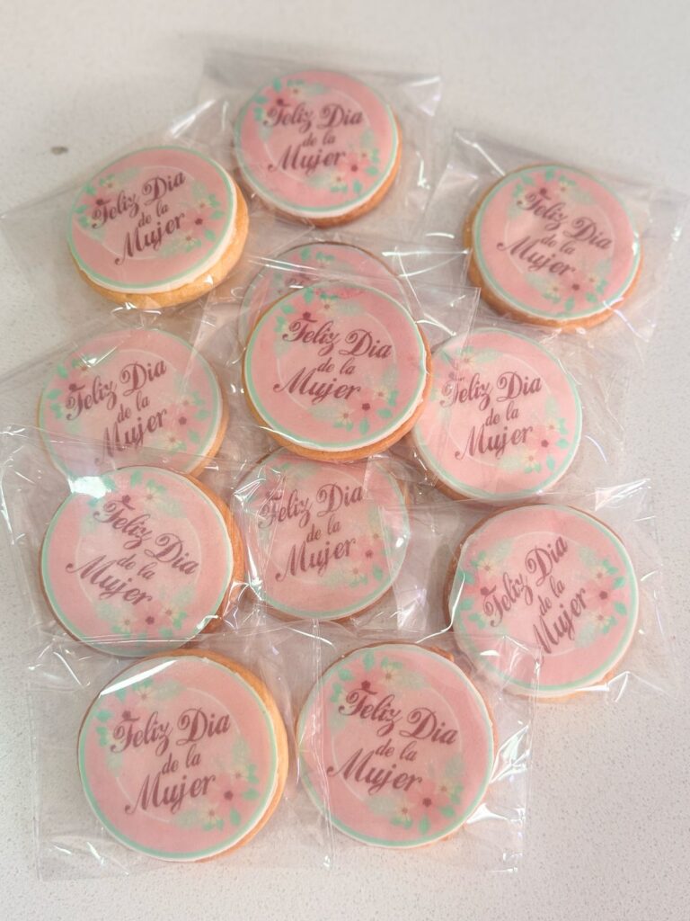 Galletas Personalizadas en Bogotá 77 Decoración de galletas color Rosa con la frase día de la mujer conmemorando el evento