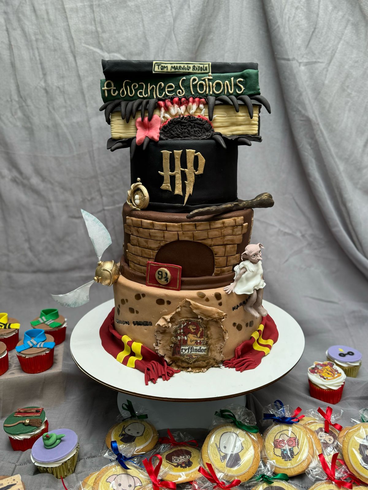 Torta de Harry Potter en Bogotá 8 Vista panorámica de una torta de la película Harry Potter con sus respectivos cupcakes temáticos