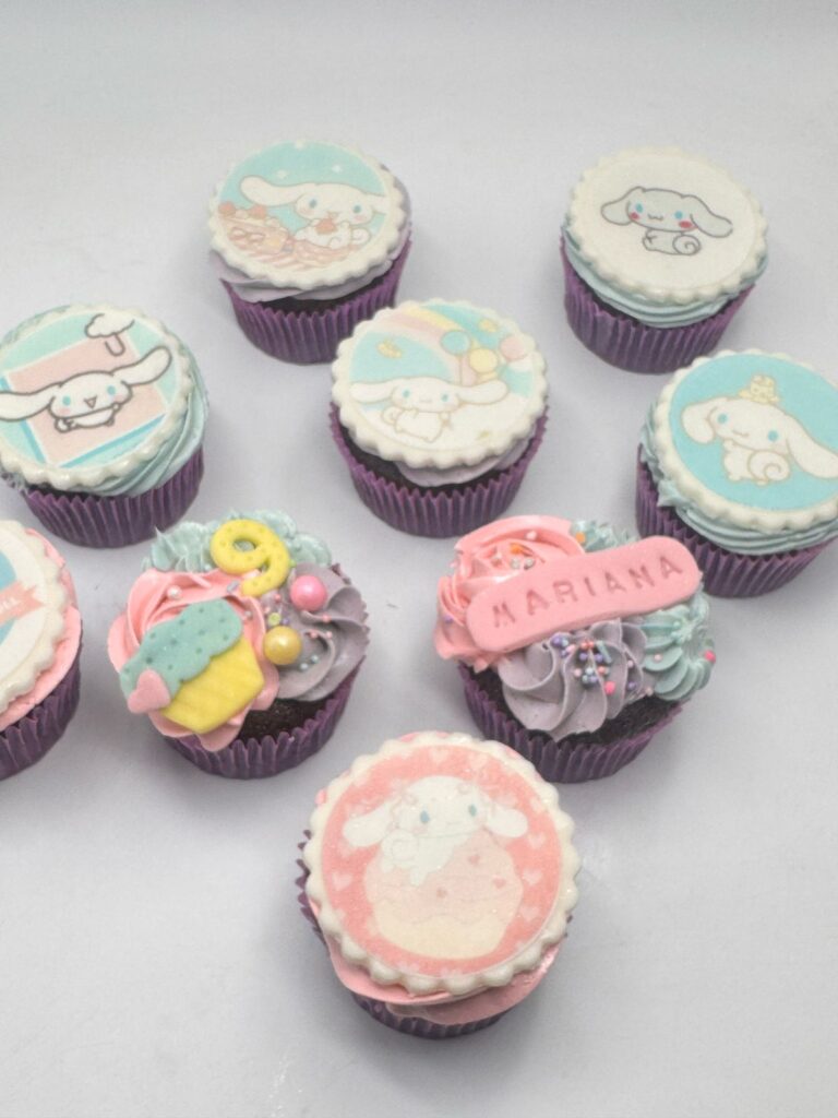 Llamativos cupcakes temáticos Del personaje cinnamoroll, Para niños y niñas colores azul y Rosa hermosamente decorados para cumpleaños