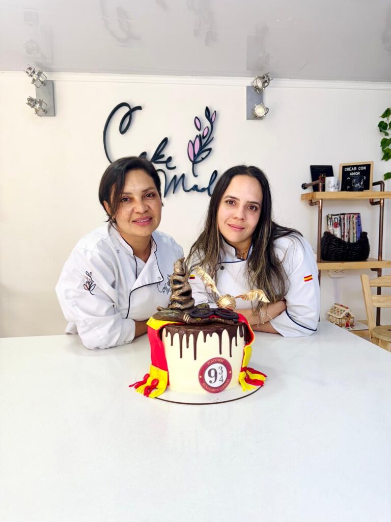 Tortas Personalizadas en Bogotá 9 Taller de masa madre en Bogotá, en la imagen las instructoras de cake by made