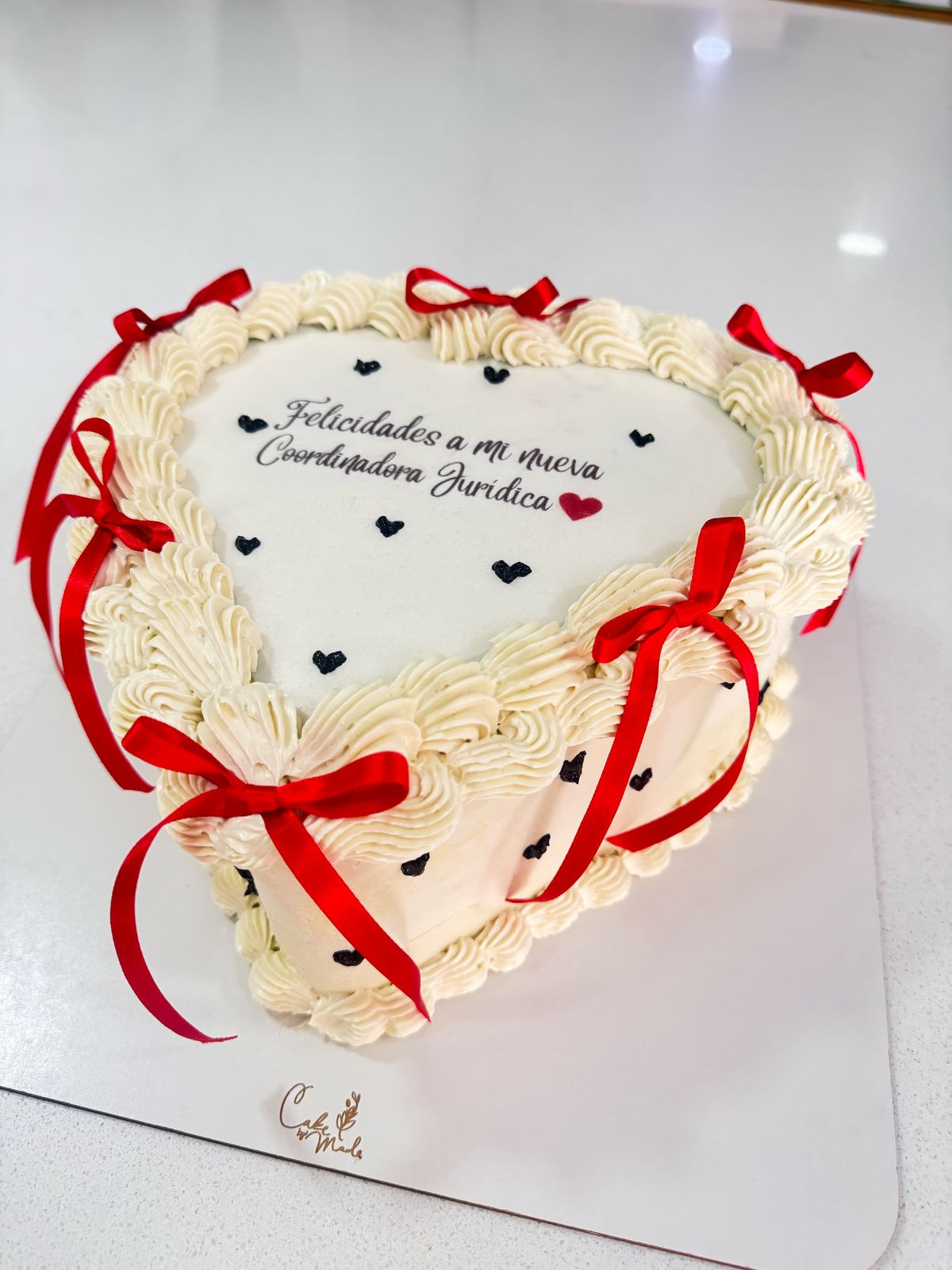 Tortas Personalizadas en Bogotá 6 Torta tematica para aniverasrio decorada en crema con forma de corazon