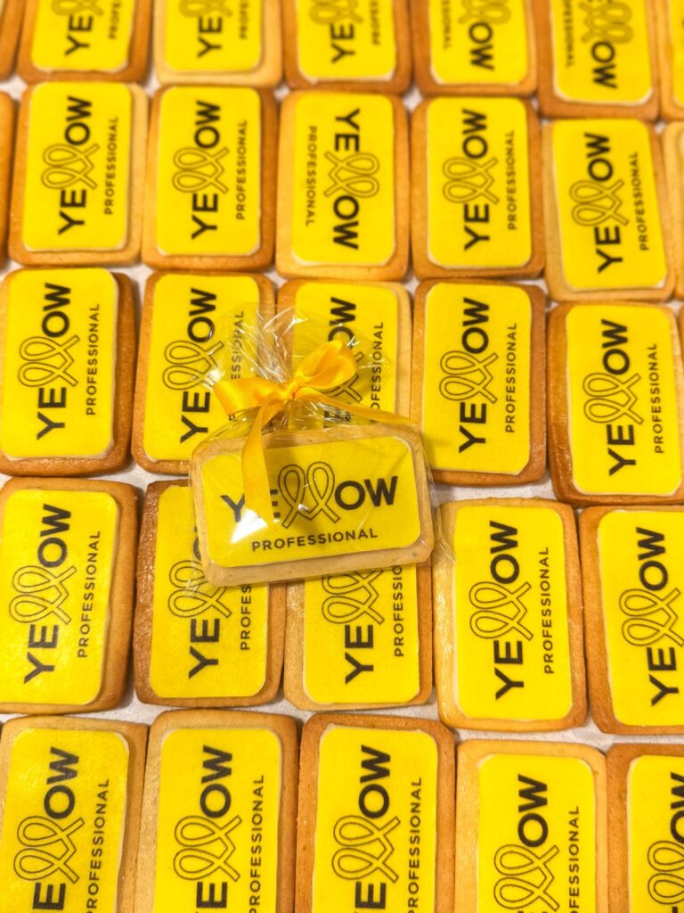 Galletas Personalizadas en Bogotá 84 Galletas Yellow professional en empaque individual con moño amarillo forma rectangular