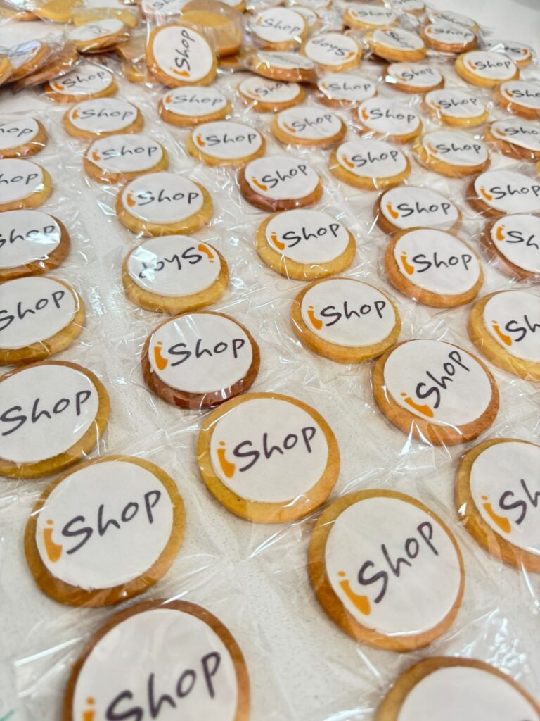Galletas Personalizadas en Bogotá 18 Galletas corporativas personalizadas con logo de iShop, empaques individuales ideales para campañas promocionales, eventos de marca y estrategias de fidelización en Bogotá."