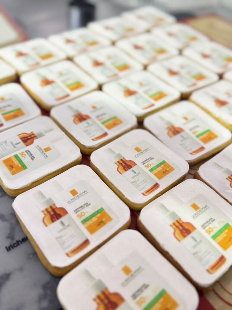 Galletas Personalizadas en Bogotá 22 Galleta personalizada cuadrada con imagen comestible del producto La Roche-Posay Anthelios UVmune 400 SPF 50+, sobre una base de glaseado blanco, elaborada por pastelería artesanal en Bogotá"
