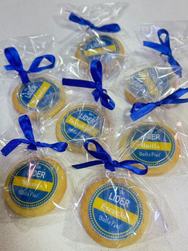 Galletas Personalizadas en Bogotá 16 "Galletas personalizadas con mensajes de liderazgo para Bella Piel, empacadas individualmente con moño azul, ideales para eventos empresariales, talleres corporativos o estrategias de reconocimiento en Bogotá."