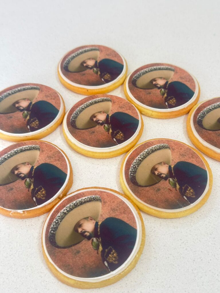 Galletas Personalizadas en Bogotá 17 "Galleta personalizada con imagen de mariachi sobre fondo terracota, ideal para eventos empresariales, galletas corporativas en Bogotá o regalos personalizados."