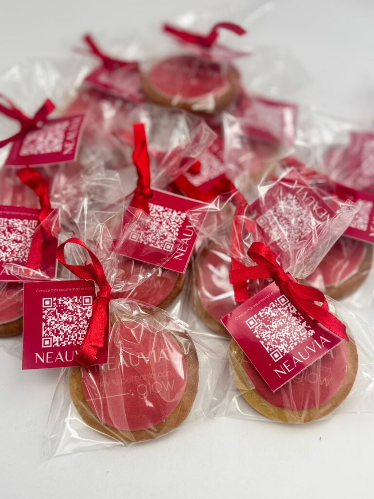 Galletas Personalizadas en Bogotá 14 "Galletas corporativas personalizadas para empresa NEAUVIA en Bogotá, empaques individuales con etiqueta de marca y código QR, ideales para eventos empresariales y marketing personalizado."