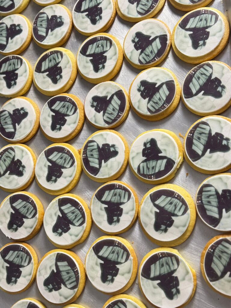 Galletas Personalizadas en Bogotá 23 "Galletas personalizadas con diseño comestible de Darth Vader, ideales para eventos temáticos y branding creativo, elaboradas por Cake by Made Pastelería y Panadería Saludable en Bogotá"