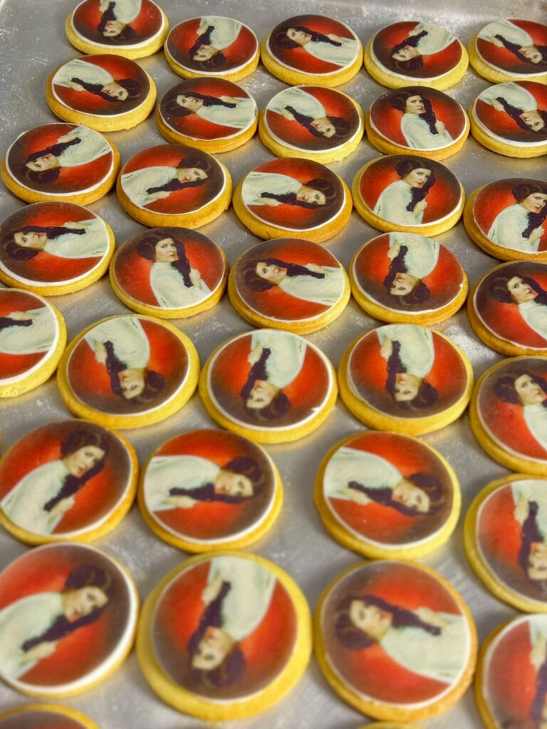 Galletas Personalizadas en Bogotá 26 "Galletas personalizadas con imagen comestible de la Princesa Leia, diseño artesanal ideal para fanáticos de Star Wars, elaboradas por Cake by Made Pastelería Saludable en Bogotá"
