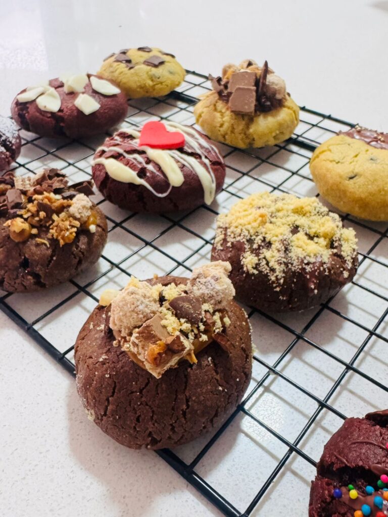 Galletas Personalizadas en Bogotá 25 "Galletas tipo Nueva York artesanales con toppings variados como chocolate, chips, nueces y chispas de colores, elaboradas por Cake by Made Pastelería Saludable en Bogotá"