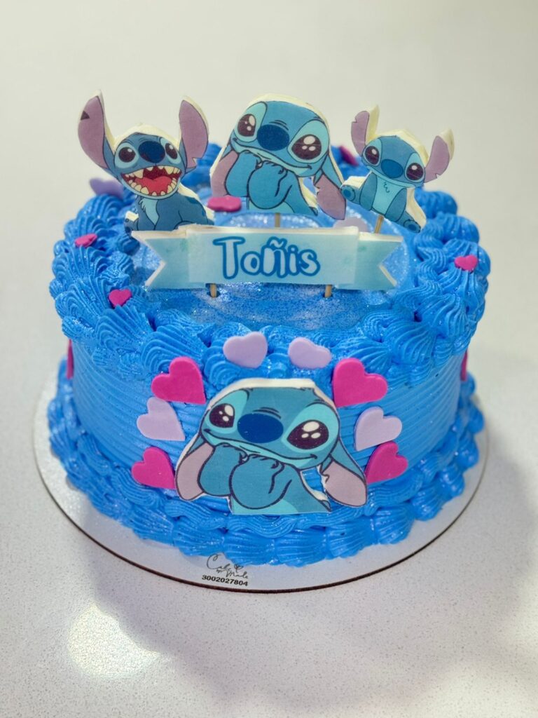 Tortas Personalizadas en Bogotá 4 Torta de Stitch azul para niño decorada con corazones y figuras del personaje