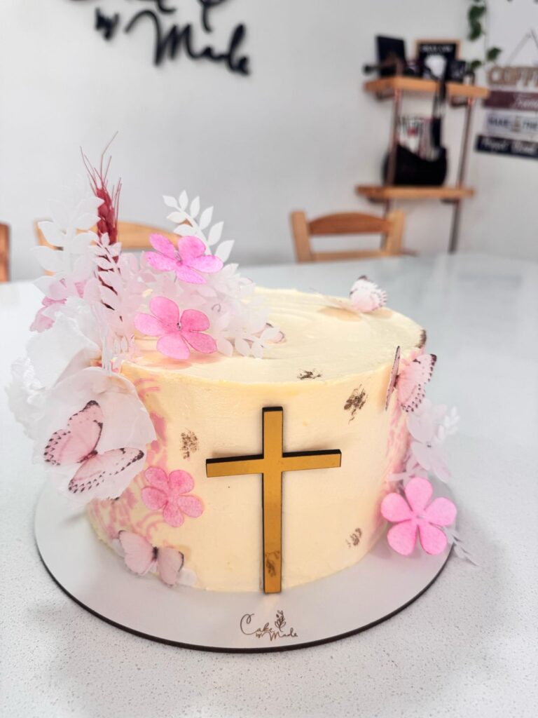 Tortas Personalizadas en Bogotá 1 Torta en crema motivo religioso Con flores una Cruz dorada Temática de bautismo O primera comunión