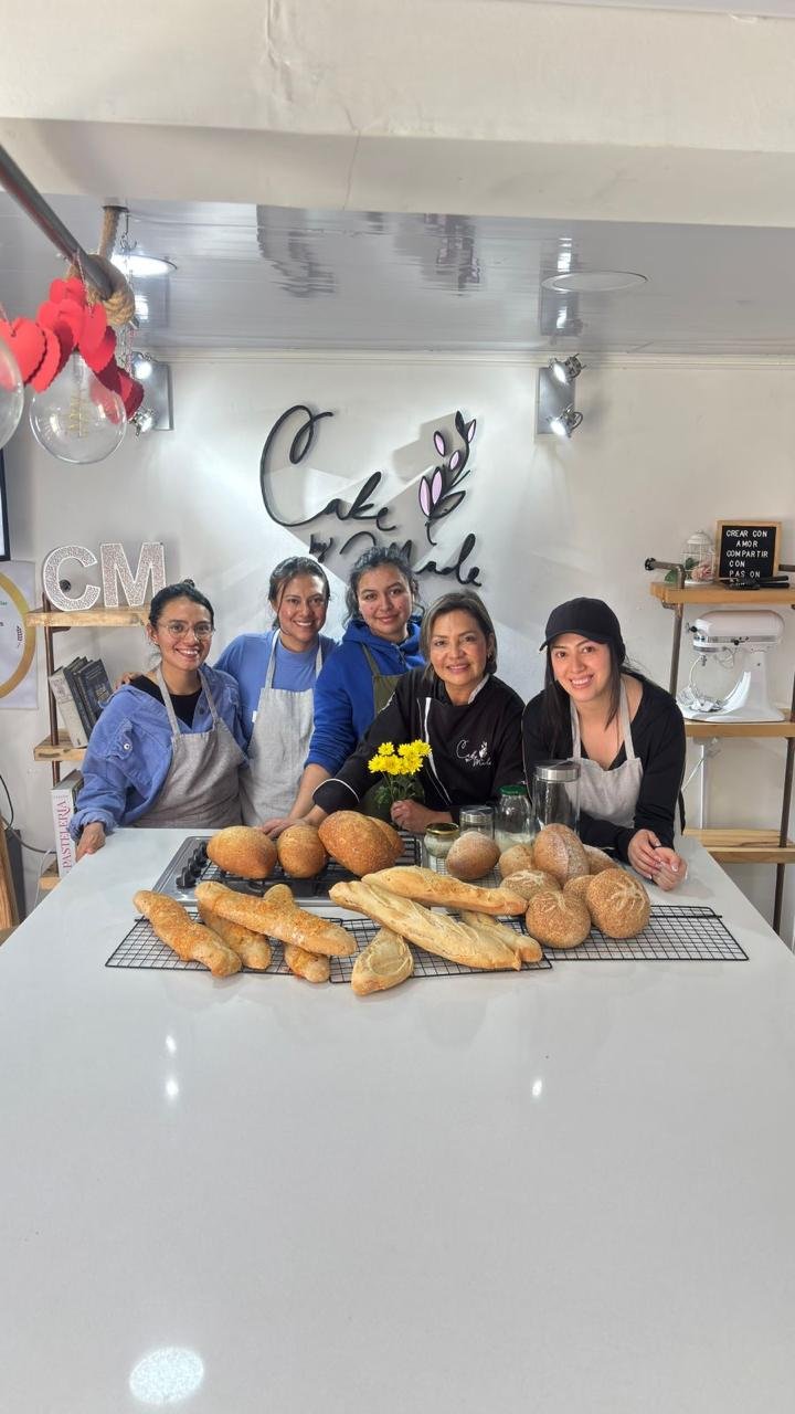 Curso de Elaboración de pan con masa madre Podemos ver  a Madeleine Barajas Salazar con sus alumnos.