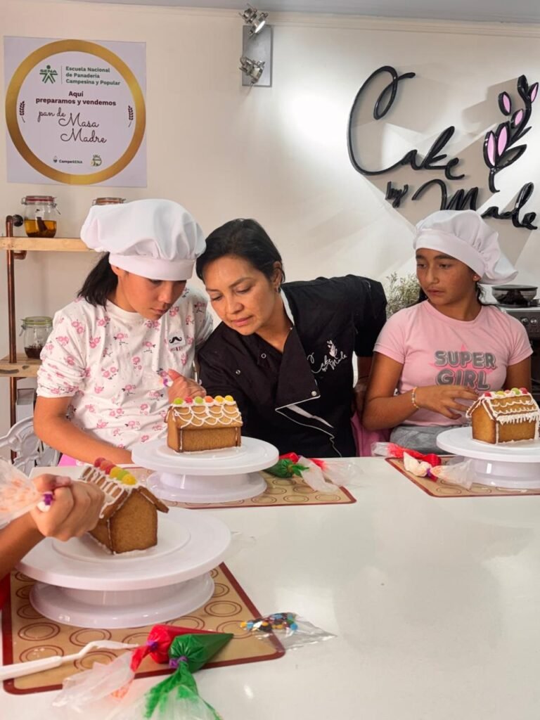 Curso de Pastelería Saludable Bogotá | 1 Día – Cake by Made 7 Al fondo el certificado de panadería campesina del Sena