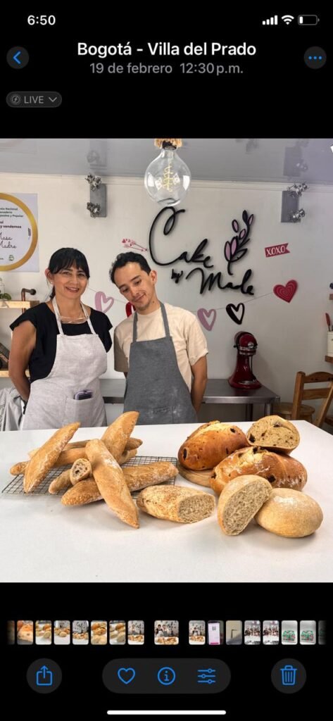 Curso de Pastelería Saludable Bogotá | 1 Día – Cake by Made 5 Un par de alumnos mirando los productos De panadería saludable Del taller