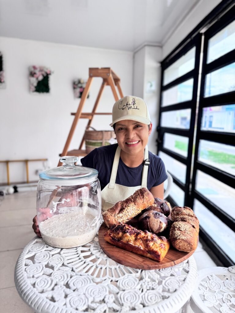 Curso de Pastelería Saludable Bogotá | 1 Día – Cake by Made 3 Madeleine Barajas Salazar en su taller presentando sus productos De pasteleria saludable