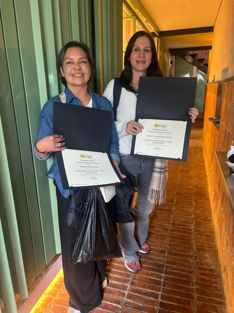 Quien Soy 8 Madeleine Barajas Muestra su diploma de graduación de la Universidad de los Andes