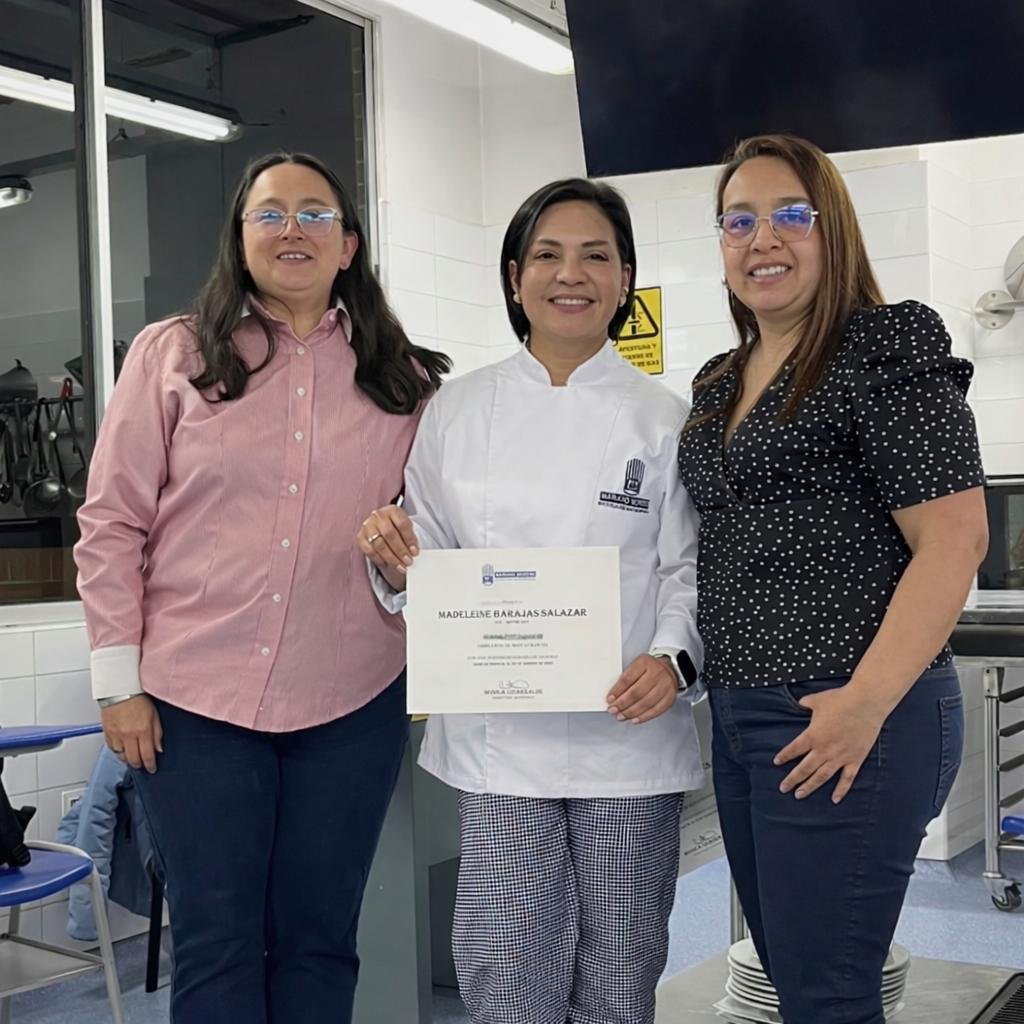 En el estudio de administración de establecimientos gastronómicos en el Instituto Mariano Moreno, vemos a Maeleine Barajas Salazar con dos de sus profesoras.