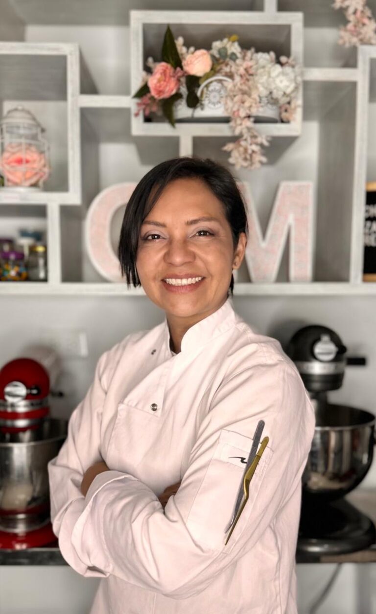 La chef madeleine Barajas Salazar en su taller de pastelería Artesanal Saludable ubicado en el norte de Bogotá