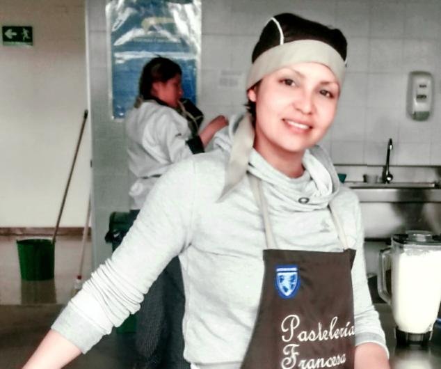 Madeleine Barajas Salazar empezó estudiando en el Politécnico Internacional. En esta foto está estudiando un diplomado de pastelería francesa.