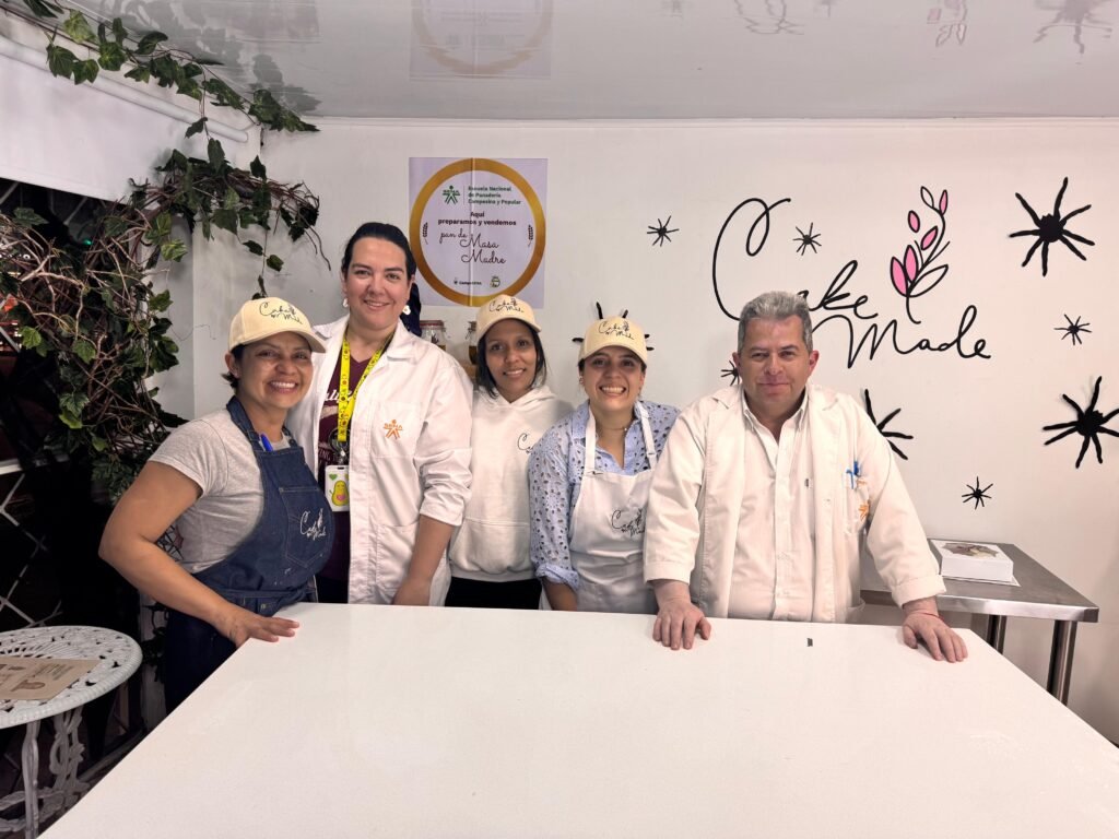 Curso de Pastelería Saludable Bogotá | 1 Día – Cake by Made 2 Alumnos del taller de pastelería y reposteria con su instructora principal: chef Madeleine Barajas Salazar