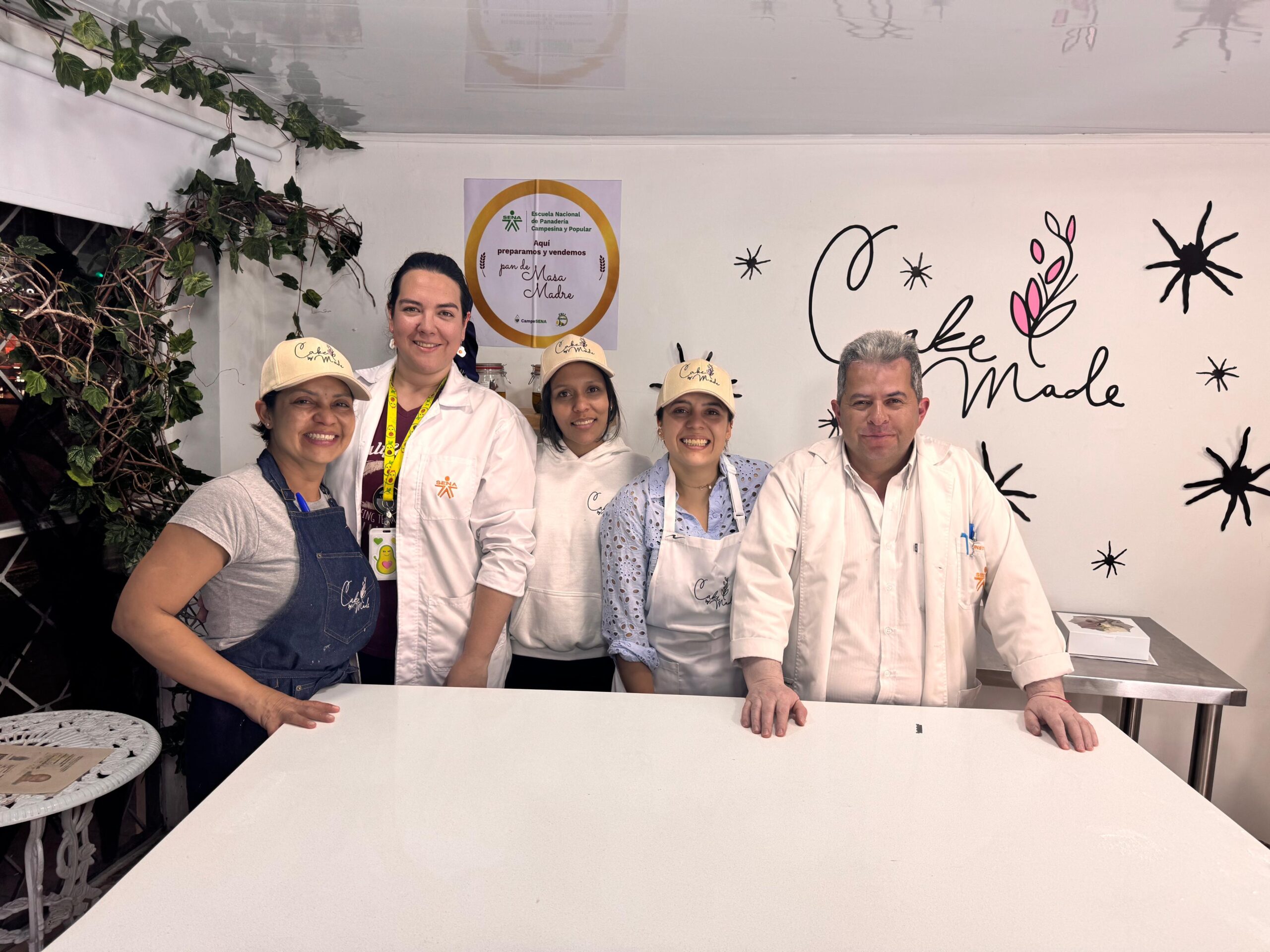 Quien Soy 6 Alumnos del taller de pastelería y reposteria con su instructora principal: chef Madeleine Barajas Salazar