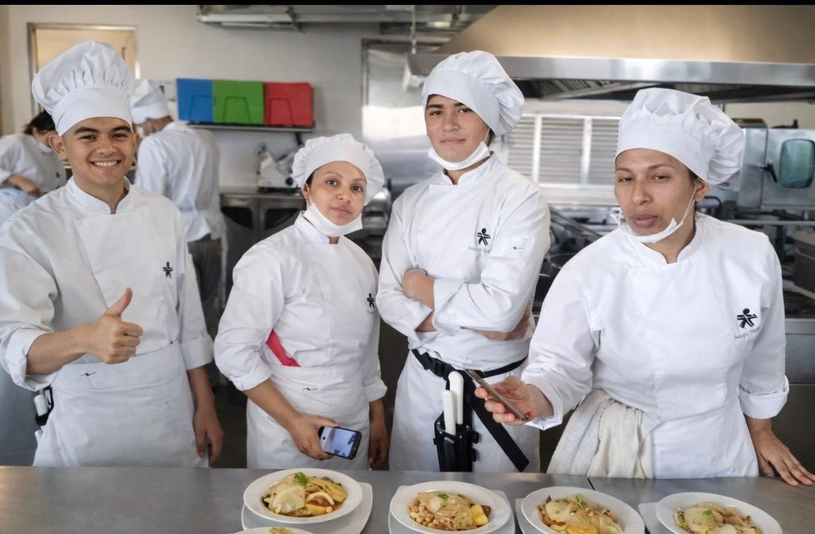 Estudiando para técnico de cocina en las instalaciones del SENA en Bogotá, podemos ver a Madeleine Barajas Salazar.